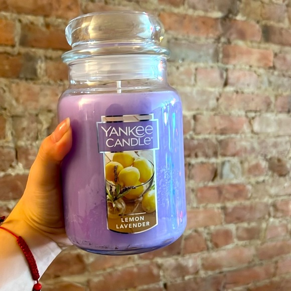 Lemon Lavender Yankee Candle 🍋 - Picture 3 of 5